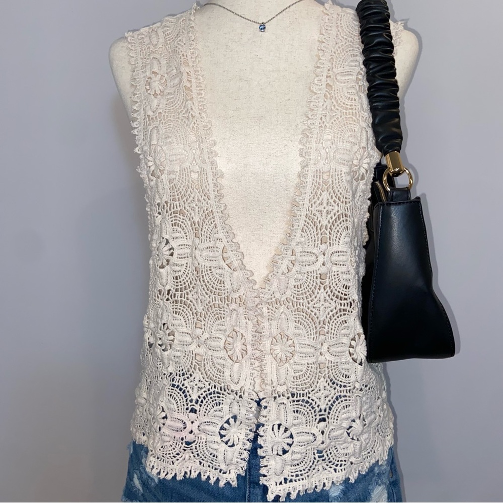 Charlotte Russe Cream Lace floral Crochet Sleeveless cardigan tank top size L